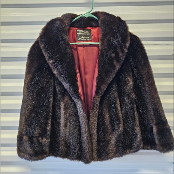 FAUX FUR CAPE STOLE SHAWL SIZE: Medium-Large - Picture 8 of 10